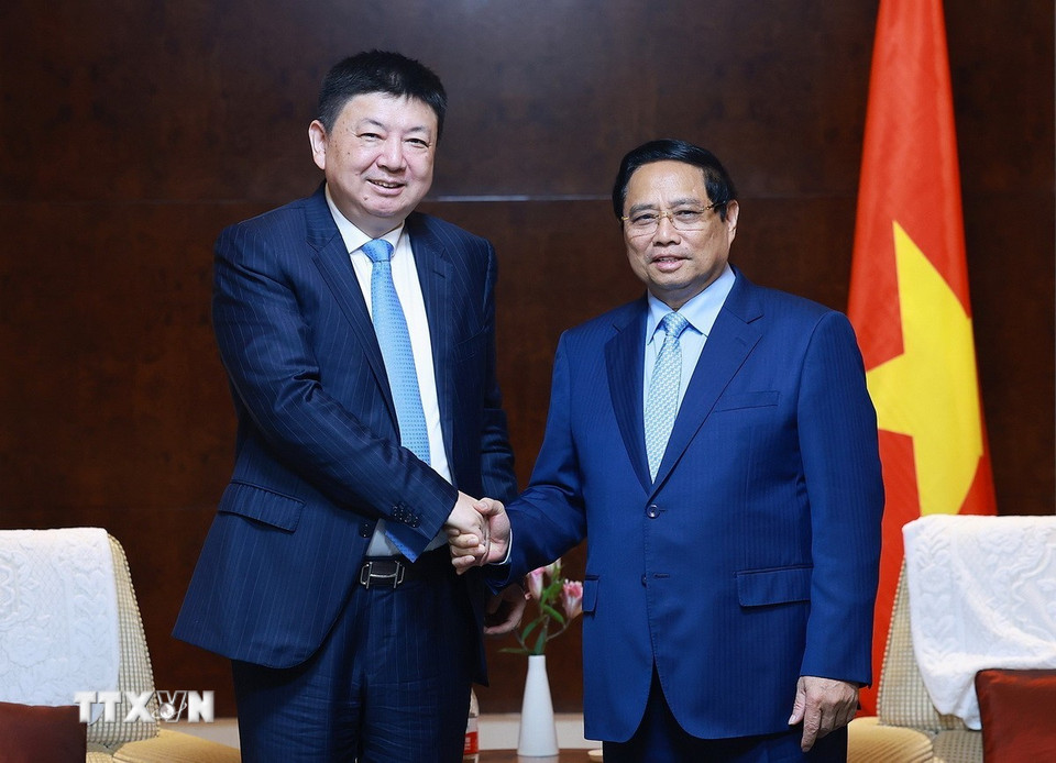 Thủ tướng Phạm Minh Chính tiếp Chủ tịch Tập đoàn thiết kế Hoa Thiết Dương Vệ Đông. (Ảnh: Dương Giang/TTXVN)