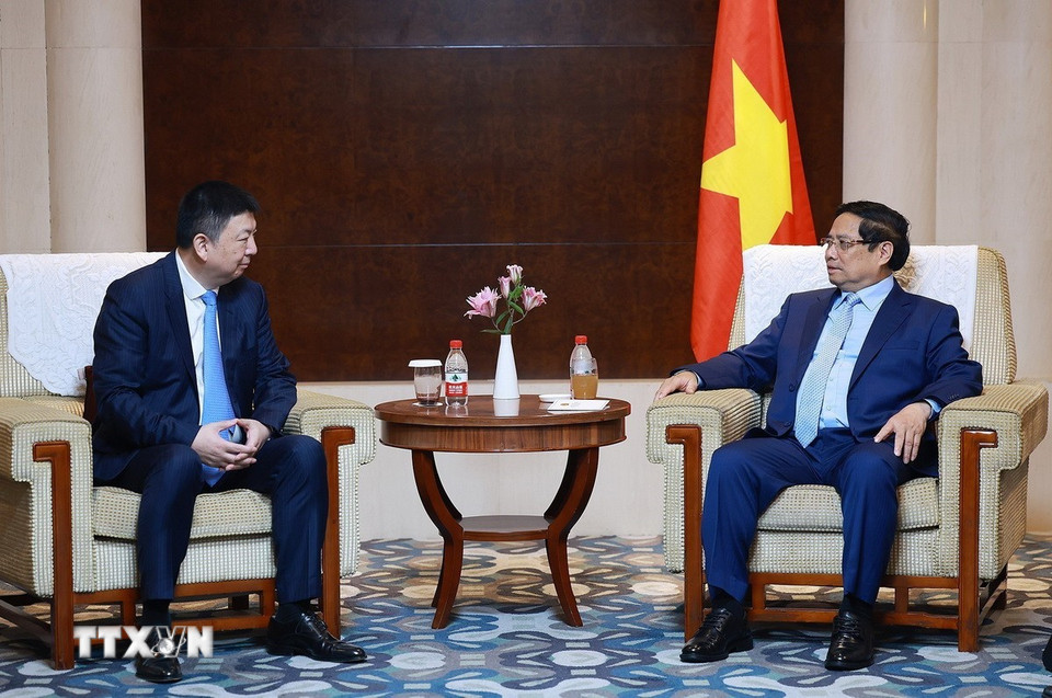 Thủ tướng Phạm Minh Chính tiếp Chủ tịch Tập đoàn thiết kế Hoa Thiết Dương Vệ Đông. (Ảnh: Dương Giang/TTXVN)