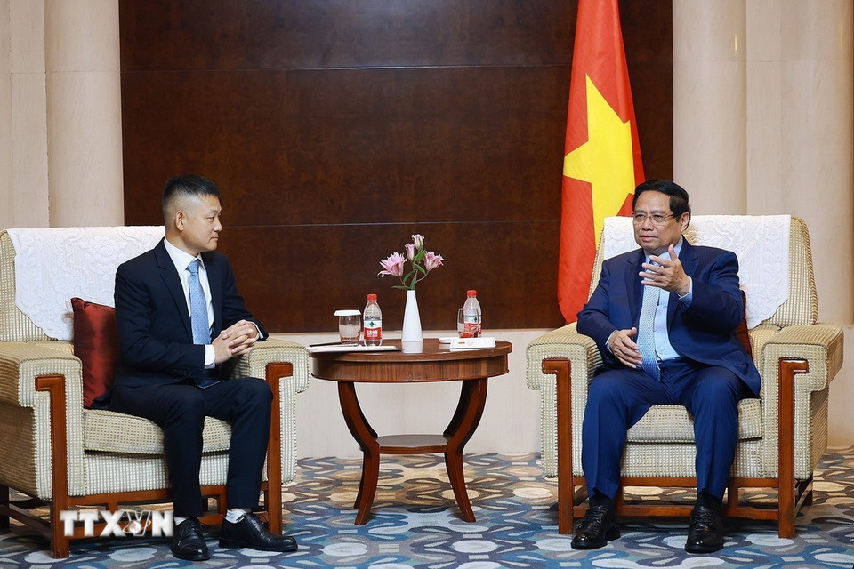 Thủ tướng Phạm Minh Chính tiếp ông Vương Gia Trung, Phó Chủ tịch phụ trách toàn cầu Tập đoàn Khoa học Kỹ thuật Yadea. (Ảnh: Dương Giang/TTXVN)