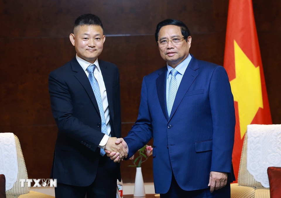 Thủ tướng Phạm Minh Chính tiếp ông Vương Gia Trung, Phó Chủ tịch phụ trách toàn cầu Tập đoàn Khoa học Kỹ thuật Yadea. (Ảnh: Dương Giang/TTXVN)