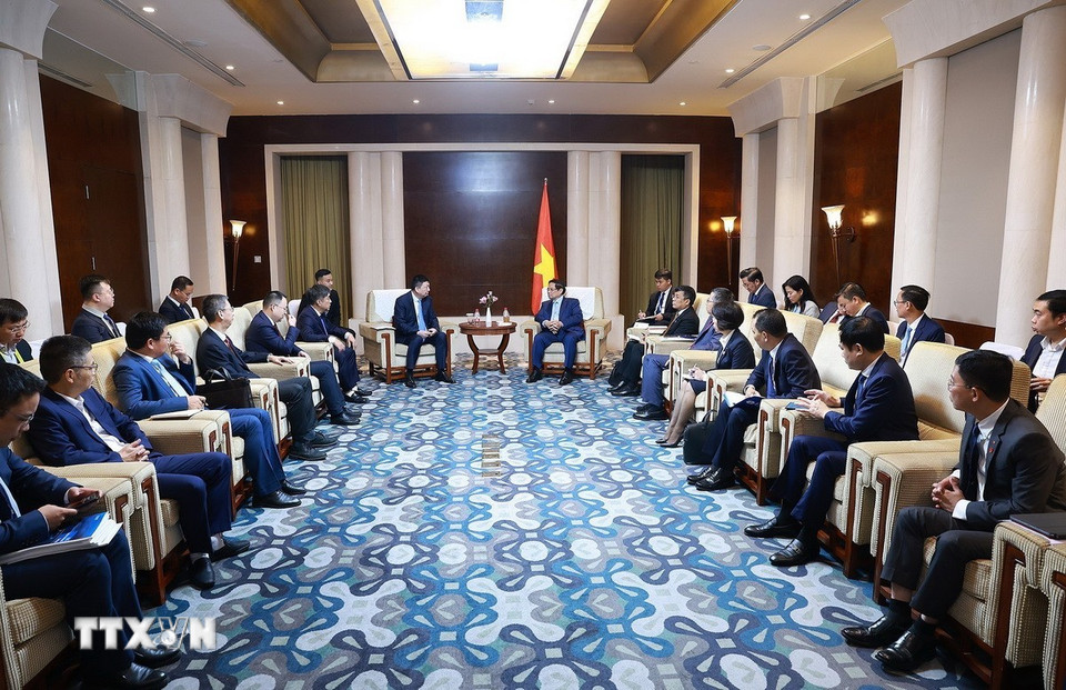 Thủ tướng Phạm Minh Chính tiếp Chủ tịch Tập đoàn thiết kế Hoa Thiết Dương Vệ Đông. (Ảnh: Dương Giang/TTXVN)