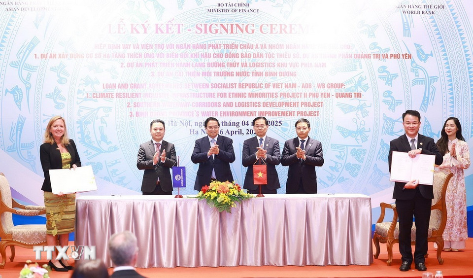 Thủ tướng Phạm Minh Chính chứng kiến Lễ ký kết các hiệp định vay và viện trợ giữa Việt Nam với Ngân hàng Thế giới (WB) cho các Dự án Cải thiện Môi trường nước tỉnh Bình Dương, vay vốn WB (IBRD) và Dự án Phát triển hành lang đường thủy và logistics khu vực phía Nam, vay vốn WB (IDA). (Ảnh: Dương Giang/TTXVN)