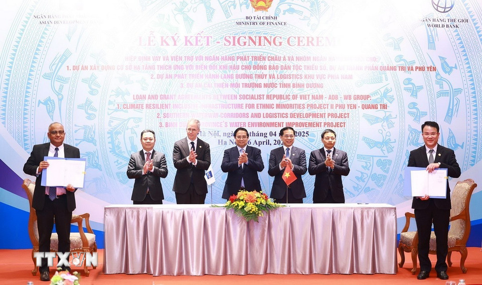 Thủ tướng Phạm Minh Chính chứng kiến Lễ ký kết các hiệp định vay và viện trợ giữa Việt Nam với Ngân hàng Phát triển châu Á (ADB) cho Dự án Phát triển cơ sở hạ tầng đồng bào dân tộc thiểu số ứng phó với biến đổi khí hậu tại tỉnh Phú Yên và Quảng Trị, vay vốn ADB. (Ảnh: Dương Giang/TTXVN)