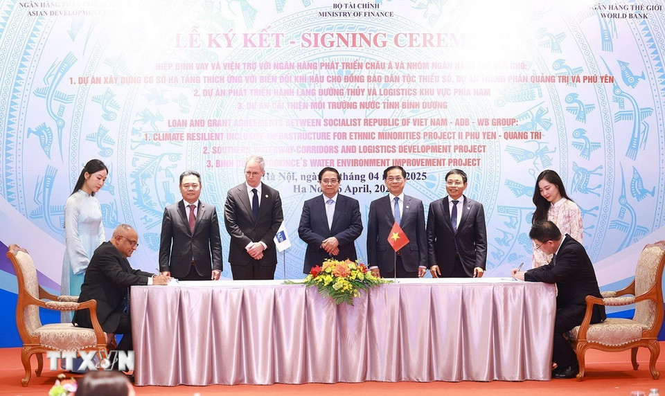 Thủ tướng Phạm Minh Chính chứng kiến Lễ ký kết các hiệp định vay và viện trợ giữa Việt Nam với Ngân hàng Phát triển châu Á (ADB) cho Dự án Phát triển cơ sở hạ tầng đồng bào dân tộc thiểu số ứng phó với biến đổi khí hậu tại tỉnh Phú Yên và Quảng Trị, vay vốn ADB. (Ảnh: Dương Giang/TTXVN)