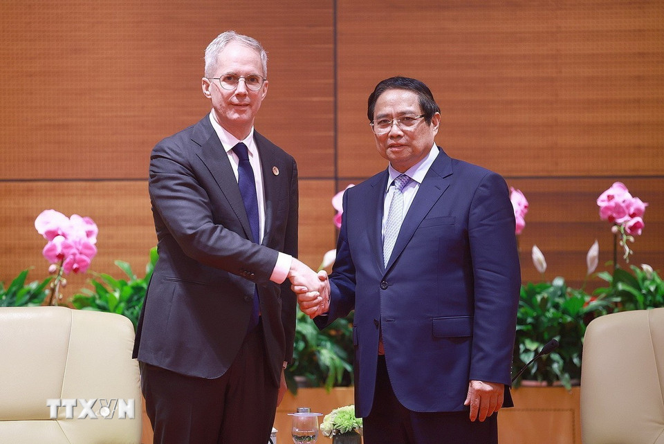 Thủ tướng Phạm Minh Chính tiếp ông Scott Morris, Phó Chủ tịch Ngân hàng Phát triển châu Á (ADB). (Ảnh: Dương Giang/TTXVN)