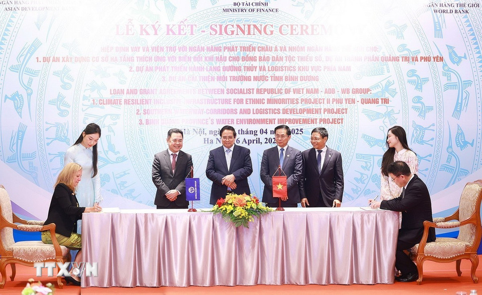 Trước đó, chiều cùng ngày, Thủ tướng Phạm Minh Chính chứng kiến Lễ ký kết các hiệp định vay và viện trợ giữa Việt Nam với Ngân hàng Thế giới (WB) cho các Dự án Cải thiện Môi trường nước tỉnh Bình Dương, vay vốn WB (IBRD) và Dự án Phát triển hành lang đường thủy và logistics khu vực phía Nam, vay vốn WB (IDA). (Ảnh: Dương Giang/TTXVN)