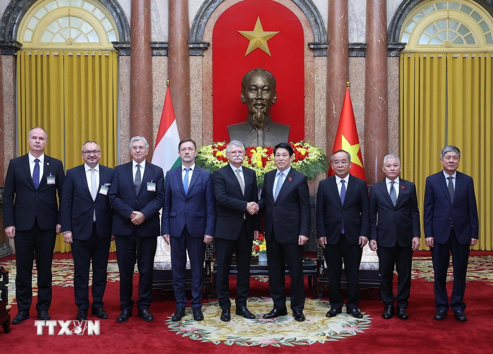 Chủ tịch nước Lương Cường với Chủ tịch Quốc hội Hungary Kover Laszlo và các đại biểu. (Ảnh: Lâm Khánh/TTXVN)