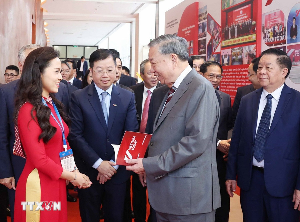 Tổng Bí thư Tô Lâm và các đại biểu nghe giới thiệu về Kênh Truyền hình đối ngoại Quốc gia - Vietnam Today. (Ảnh: Thống Nhất/TTXVN)