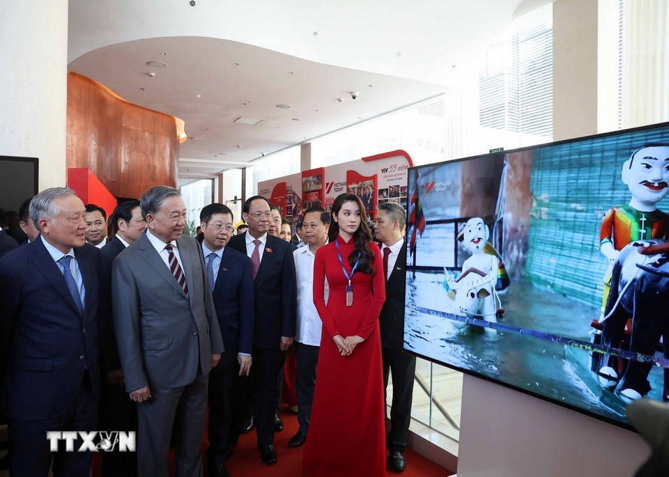 Tổng Bí thư Tô Lâm và các đại biểu trải nghiệm Kênh Truyền hình đối ngoại Quốc gia - Vietnam Today. (Ảnh: TTXVN)