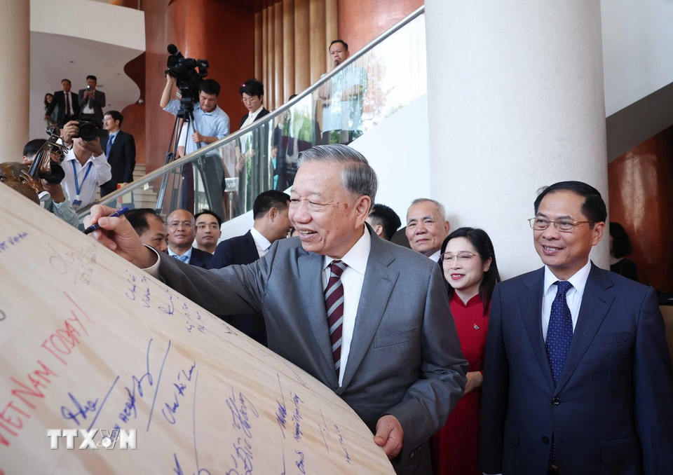 Tổng Bí thư Tô Lâm ký lưu niệm. (Ảnh: Thống Nhất/TTXVN)