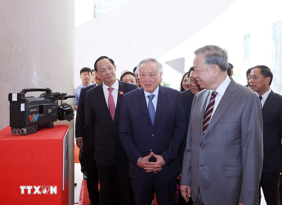 Tổng Bí thư Tô Lâm và các đại biểu xem trưng bày tại buổi lễ. (Ảnh: Thống Nhất/TTXVN)