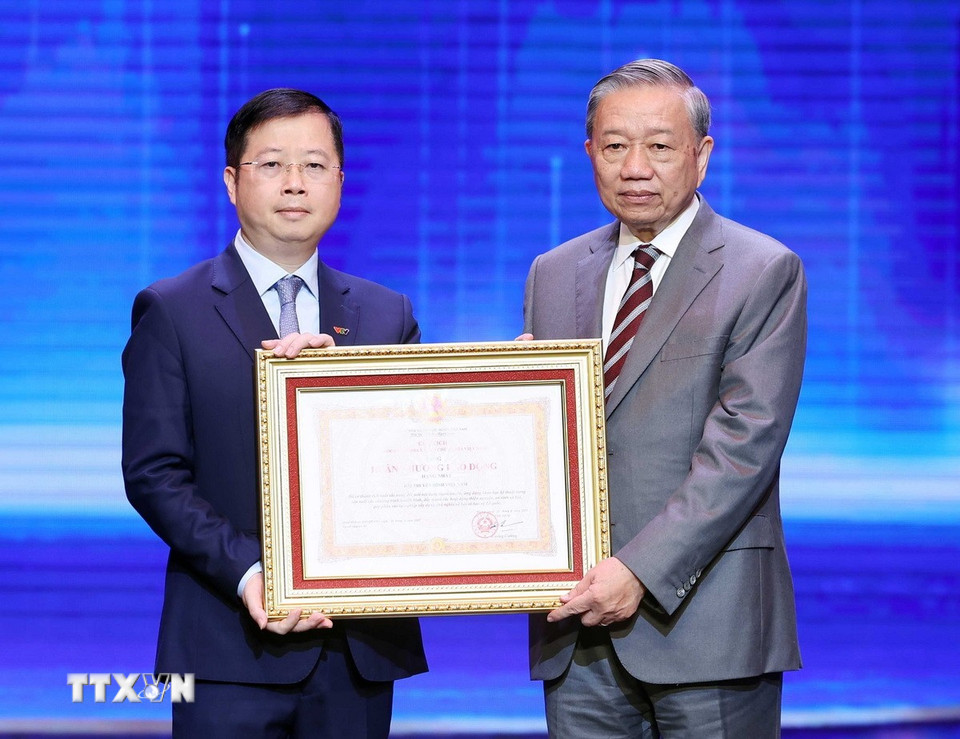 Tổng Bí thư Tô Lâm trao tặng Danh hiệu Huân chương Lao động hạng Nhất cho Đài Truyền hình Việt Nam. (Ảnh: Thống Nhất/TTXVN)