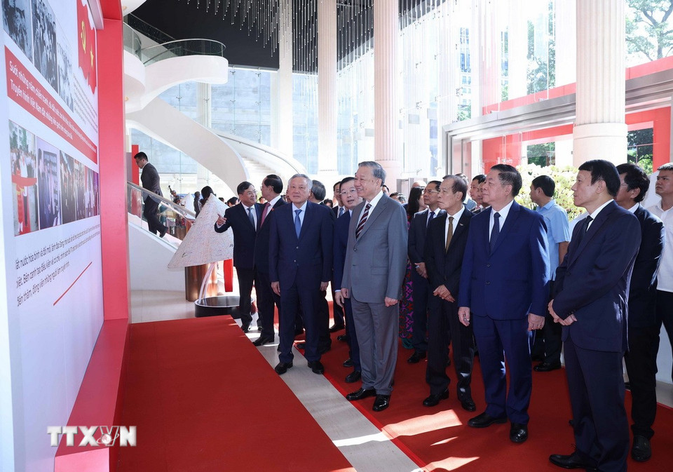 Tổng Bí thư Tô Lâm và các đại biểu xem trưng bày tại buổi lễ. (Ảnh: Thống Nhất/TTXVN)