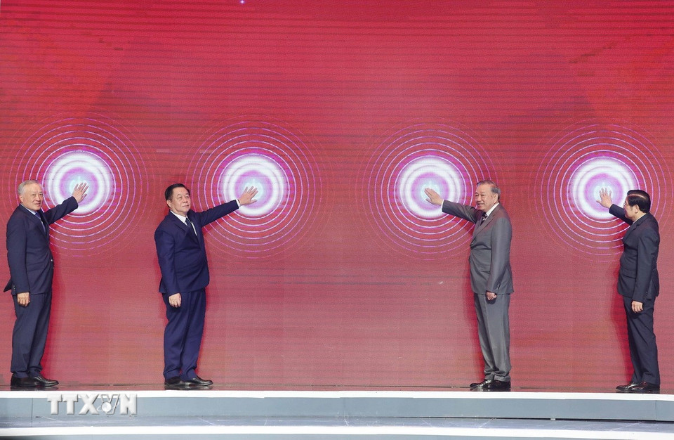 Tổng Bí thư Tô Lâm và các đại biểu thực hiện nghi thức ra mắt và phát sóng chính thức kênh truyền hình đối ngoại Quốc gia. (Ảnh: Thống Nhất/TTXVN)