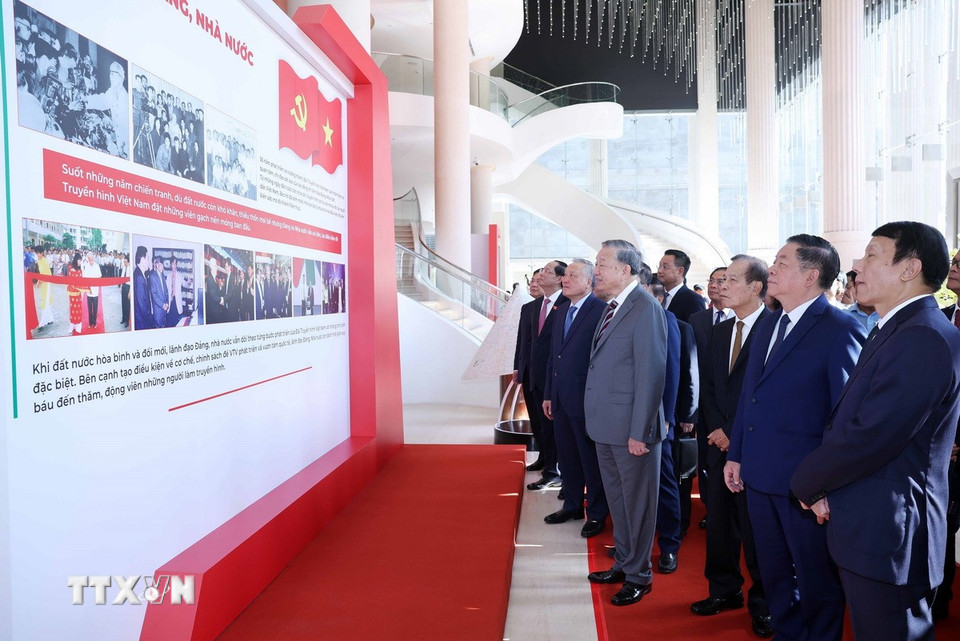 Tổng Bí thư Tô Lâm và các đại biểu xem trưng bày tại buổi lễ. (Ảnh: Thống Nhất/TTXVN)