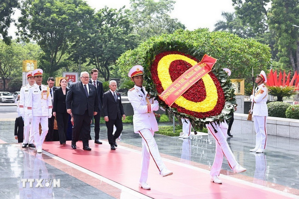 Chủ tịch Quốc hội New Zealand Gerry Brownlee đến đặt vòng hoa tại Đài tưởng niệm các Anh hùng liệt sỹ. (Ảnh: Minh Đức/TTXVN)