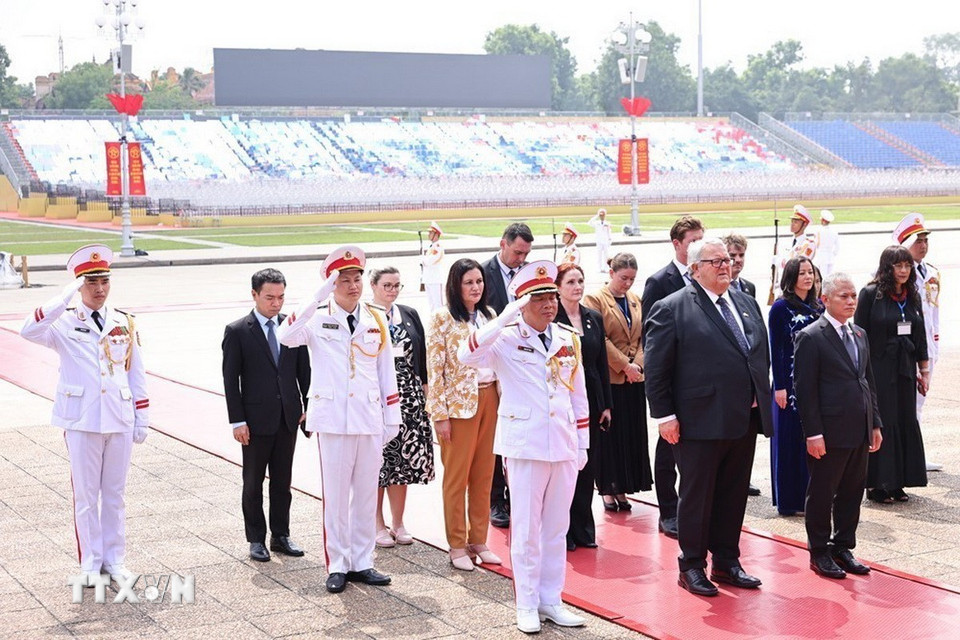 Chủ tịch Quốc hội New Zealand Gerry Brownlee thành kính tưởng niệm Chủ tịch Hồ Chí Minh. (Ảnh: Minh Đức/TTXVN)
