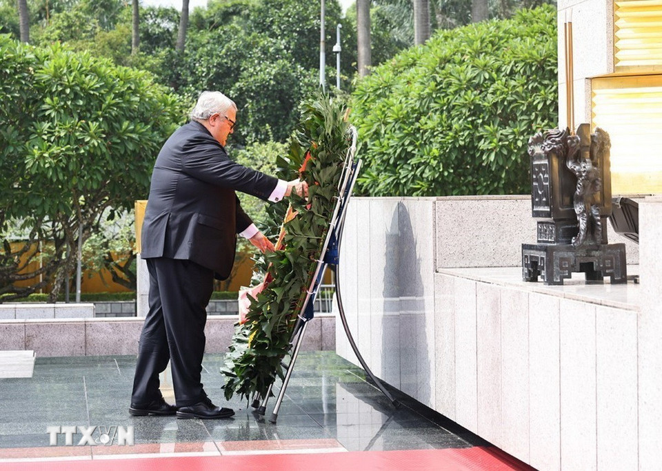 Chủ tịch Quốc hội New Zealand Gerry Brownlee đặt vòng hoa tưởng niệm các Anh hùng liệt sỹ. (Ảnh: Minh Đức/TTXVN)