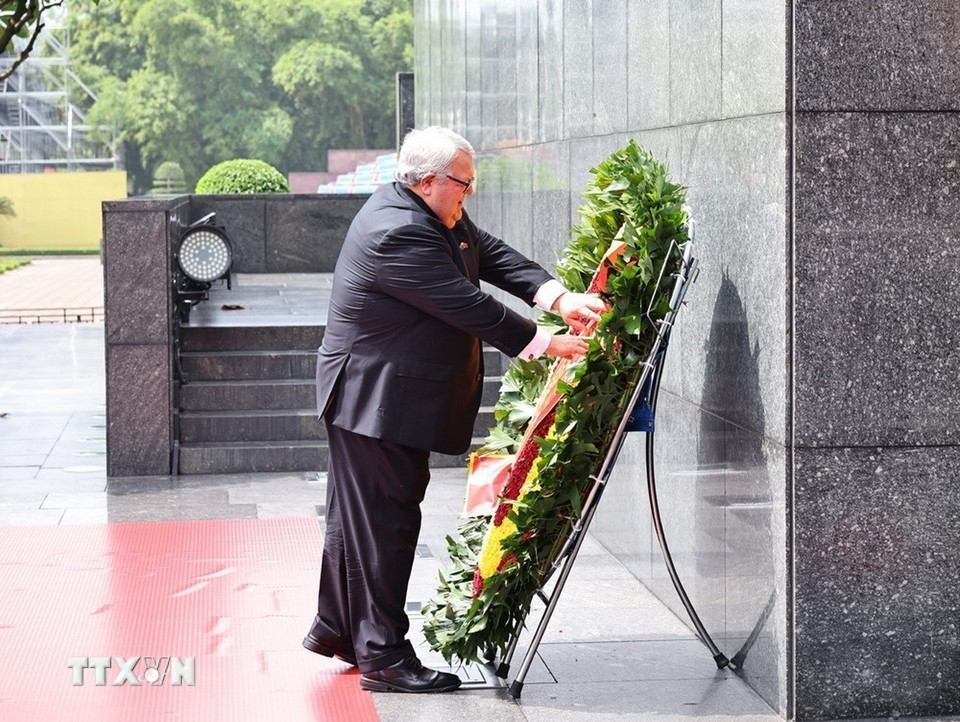 Chủ tịch Quốc hội New Zealand Gerry Brownlee đặt vòng hoa viếng Chủ tịch Hồ Chí Minh. (Ảnh: Minh Đức/TTXVN)