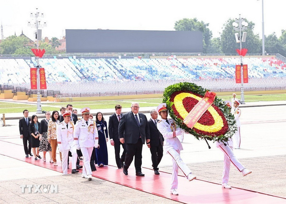 Chủ tịch Quốc hội New Zealand Gerry Brownlee thành kính tưởng niệm Chủ tịch Hồ Chí Minh. (Ảnh: Minh Đức/TTXVN)