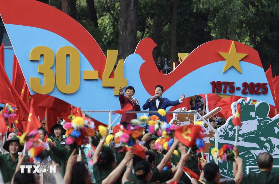 Chương trình biểu diễn nghệ thuật của lực lượng văn nghệ sỹ Thành phố Hồ Chí Minh tham gia Tổng duyệt lễ diễu binh, diễu hành kỷ niệm 50 năm Ngày Giải phóng miền Nam thống nhất đất nước. (Ảnh: Thanh Vũ/TTXVN)