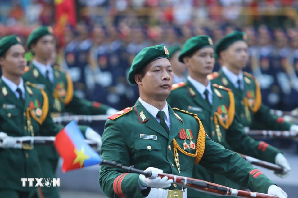 Nghi thức diễu binh, diễu hành tại lễ Tổng duyệt kỷ niệm 50 năm Ngày Giải phóng miền Nam thống nhất đất nước. (Ảnh: Thanh Vũ/TTXVN)