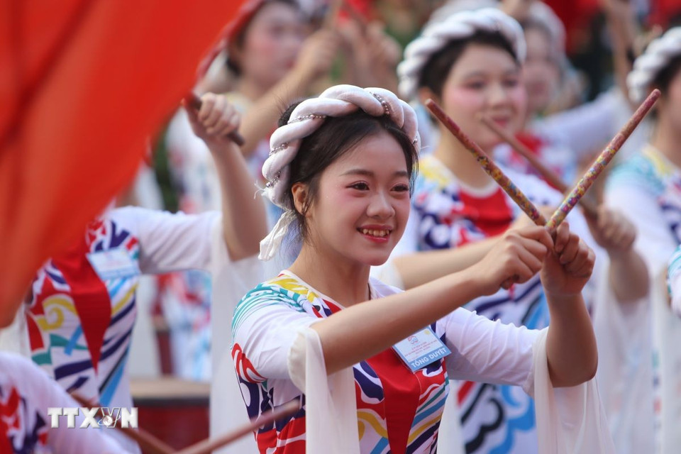 Chương trình biểu diễn nghệ thuật của lực lượng văn nghệ sỹ Thành phố Hồ Chí Minh tham gia Tổng duyệt lễ diễu binh, diễu hành kỷ niệm 50 năm Ngày Giải phóng miền Nam thống nhất đất nước. (Ảnh: Thanh Vũ/TTXVN)