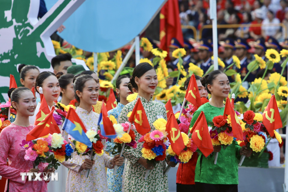 Chương trình biểu diễn nghệ thuật của lực lượng văn nghệ sỹ Thành phố Hồ Chí Minh tham gia Tổng duyệt lễ diễu binh, diễu hành kỷ niệm 50 năm Ngày Giải phóng miền Nam thống nhất đất nước. (Ảnh: Thanh Vũ/TTXVN)