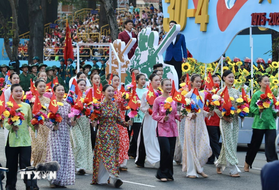 Chương trình biểu diễn nghệ thuật của lực lượng văn nghệ sỹ Thành phố Hồ Chí Minh tham gia Tổng duyệt lễ diễu binh, diễu hành kỷ niệm 50 năm Ngày Giải phóng miền Nam thống nhất đất nước. (Ảnh: Thanh Vũ/TTXVN)