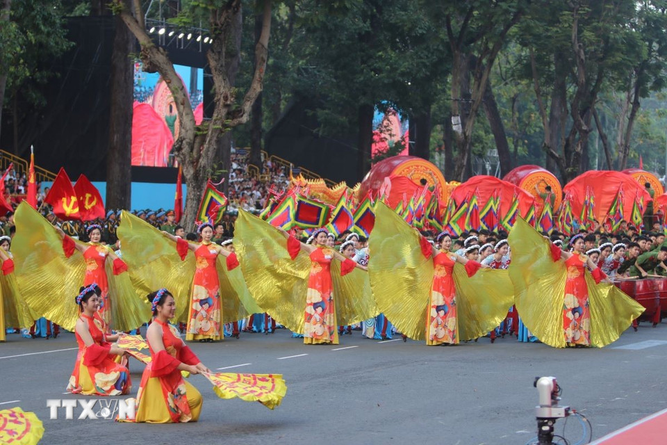 Chương trình biểu diễn nghệ thuật của lực lượng văn nghệ sỹ Thành phố Hồ Chí Minh tham gia Tổng duyệt lễ diễu binh, diễu hành kỷ niệm 50 năm Ngày Giải phóng miền Nam thống nhất đất nước. (Ảnh: Thanh Vũ/TTXVN)