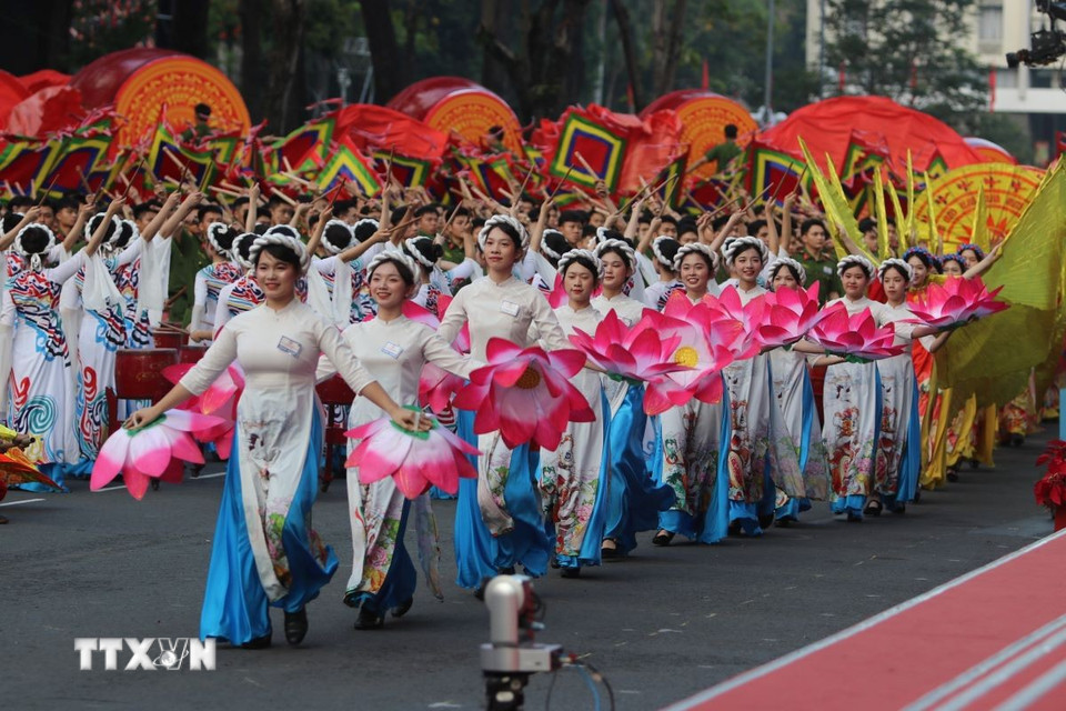 Chương trình biểu diễn nghệ thuật của lực lượng văn nghệ sỹ Thành phố Hồ Chí Minh tham gia Tổng duyệt lễ diễu binh, diễu hành kỷ niệm 50 năm Ngày Giải phóng miền Nam thống nhất đất nước. (Ảnh: Thanh Vũ/TTXVN)
