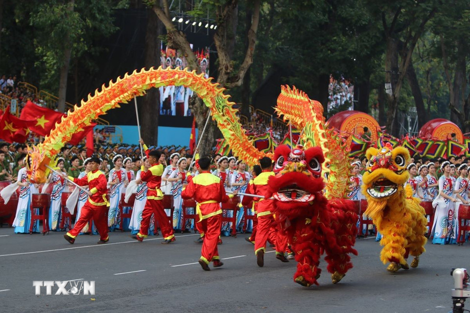 Chương trình biểu diễn nghệ thuật của lực lượng văn nghệ sỹ Thành phố Hồ Chí Minh tham gia Tổng duyệt lễ diễu binh, diễu hành kỷ niệm 50 năm Ngày Giải phóng miền Nam thống nhất đất nước. (Ảnh: Thanh Vũ/TTXVN)