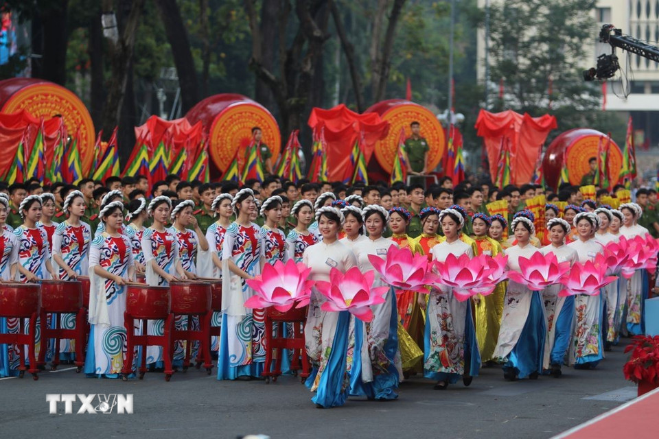Chương trình biểu diễn nghệ thuật của lực lượng văn nghệ sỹ Thành phố Hồ Chí Minh tham gia Tổng duyệt lễ diễu binh, diễu hành kỷ niệm 50 năm Ngày Giải phóng miền Nam thống nhất đất nước. (Ảnh: Thanh Vũ/TTXVN)