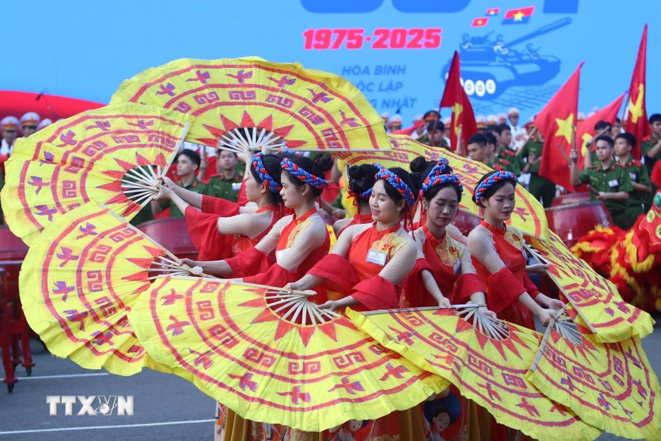 Chương trình biểu diễn nghệ thuật của lực lượng văn nghệ sỹ Thành phố Hồ Chí Minh tham gia Tổng duyệt lễ diễu binh, diễu hành kỷ niệm 50 năm Ngày Giải phóng miền Nam thống nhất đất nước. (Ảnh: Thanh Vũ/TTXVN)