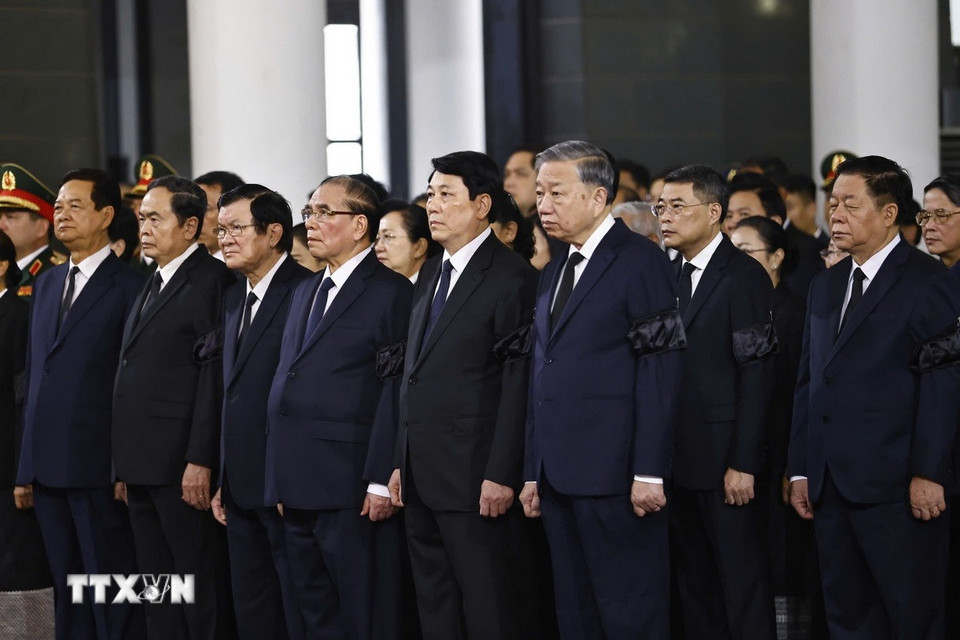 Tổng Bí thư Tô Lâm cùng các đồng chí Lãnh đạo, nguyên Lãnh đạo Đảng, Nhà nước dự Lễ truy điệu nguyên Chủ tịch nước Trần Đức Lương. (Ảnh: TTXVN)