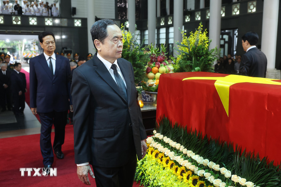 Chủ tịch Quốc hội Trần Thanh Mẫn đi vòng quanh linh cữu lần cuối, tiễn biệt nguyên Chủ tịch nước Trần Đức Lương. (Ảnh: TTXVN)