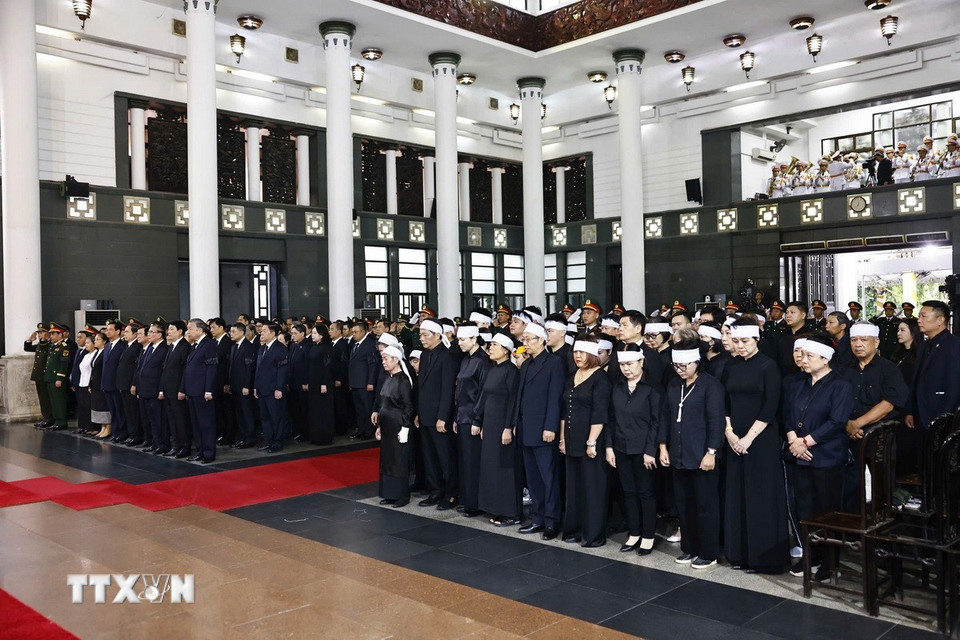 Tổng Bí thư Tô Lâm, các đồng chí Lãnh đạo, nguyên Lãnh đạo Đảng, Nhà nước và gia quyến nguyên Chủ tịch nước Trần Đức Lương tại Lễ truy điệu. (Ảnh: TTXVN)