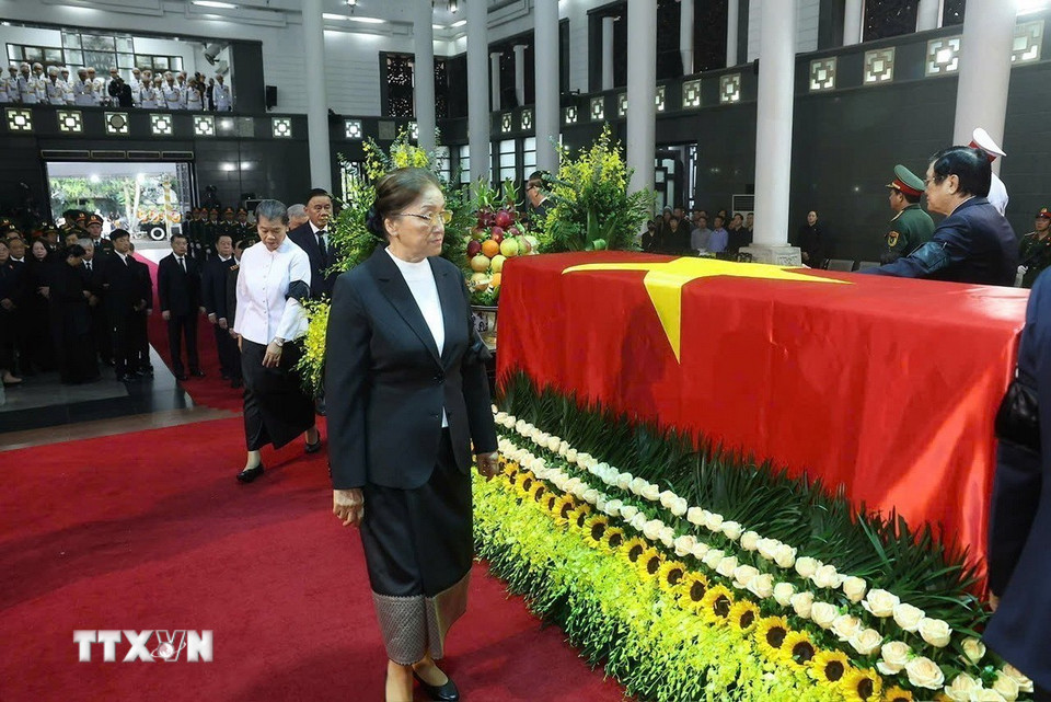 Phó Chủ tịch nước Lào Pany Yathotou đi quanh linh cữu lần cuối, tiễn biệt nguyên Chủ tịch nước Trần Đức Lương. (Ảnh: TTXVN)