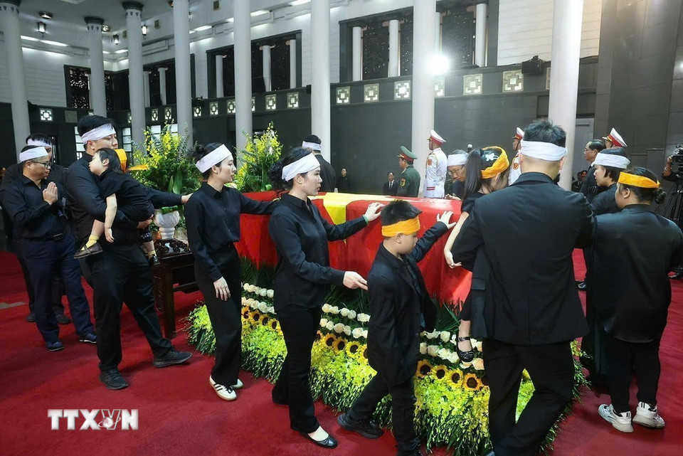 Gia quyến đi vòng quanh linh cữu lần cuối, tiễn biệt nguyên Chủ tịch nước Trần Đức Lương. (Ảnh: TTXVN)