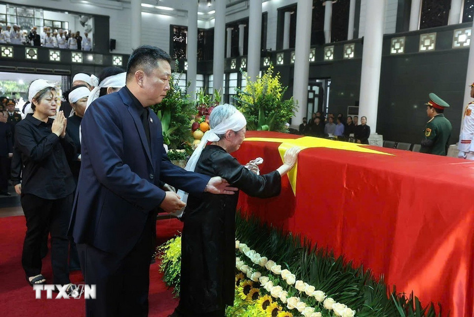 Gia quyến đi vòng quanh linh cữu lần cuối, tiễn biệt nguyên Chủ tịch nước Trần Đức Lương. (Ảnh: TTXVN)