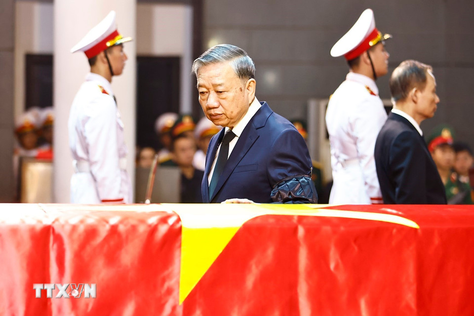 Tổng Bí thư Tô Lâm đi vòng quanh linh cữu lần cuối, tiễn biệt nguyên Chủ tịch nước Trần Đức Lương. (Ảnh: TTXVN)