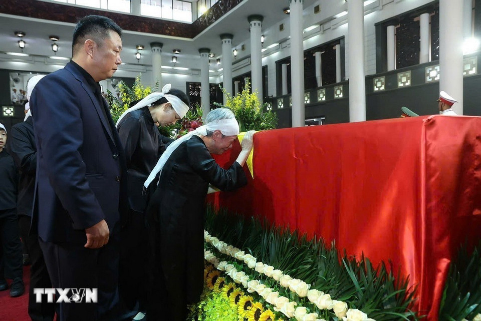 Gia quyến đi vòng quanh linh cữu lần cuối, tiễn biệt nguyên Chủ tịch nước Trần Đức Lương. (Ảnh: TTXVN)