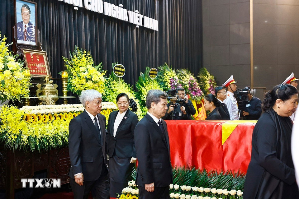 Các đồng chí Lãnh đạo Đảng, Nhà nước đi vòng quanh linh cữu lần cuối, tiễn biệt nguyên Chủ tịch nước Trần Đức Lương. Ảnh: TTXVN)