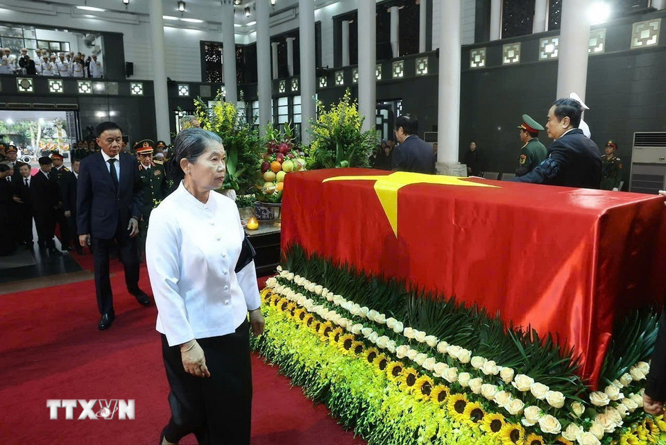 Phó Chủ tịch Đảng Nhân dân Campuchia, Chủ tịch Hội đồng quốc gia mặt trận đoàn kết phát triển Tổ quốc Campuchia, Chủ tịch Hội Hữu nghị Campuchia-Việt Nam Men Sam An đi quanh linh cữu lần cuối, tiễn biệt nguyên Chủ tịch nước Trần Đức Lương. (Ảnh: TTXVN)