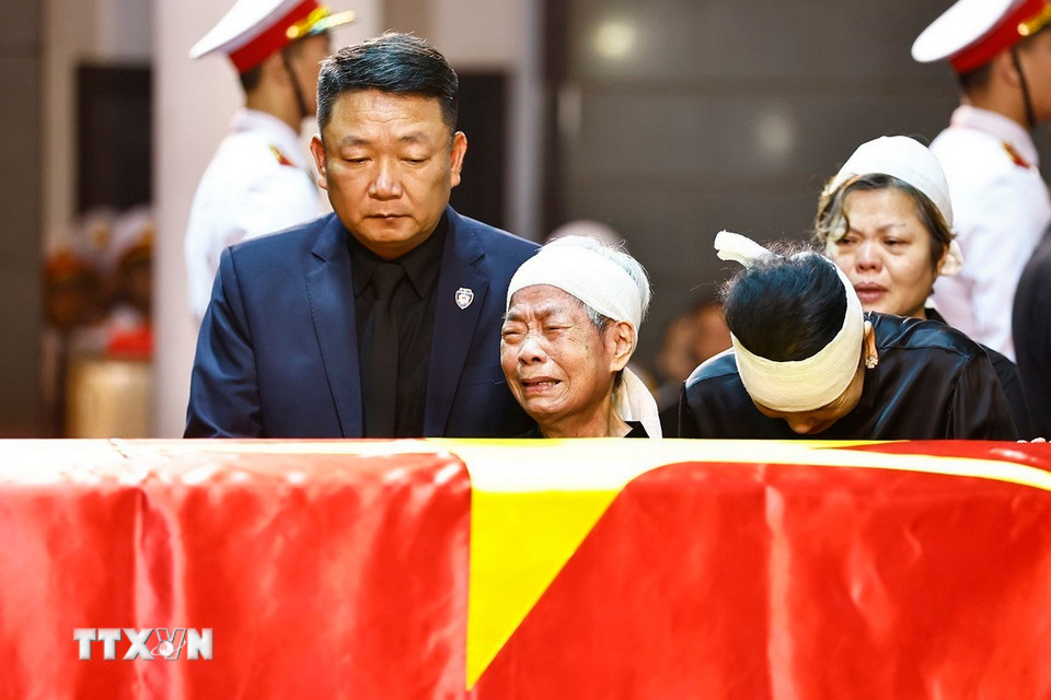 Gia quyến đi vòng quanh linh cữu lần cuối, tiễn biệt nguyên Chủ tịch nước Trần Đức Lương. (Ảnh: TTXVN)