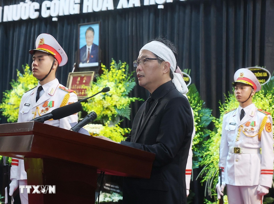 Ông Trần Tuấn Anh, đại diện gia quyến nguyên Chủ tịch nước Trần Đức Lương lên nói lời cảm ơn. (Ảnh: TTXVN)