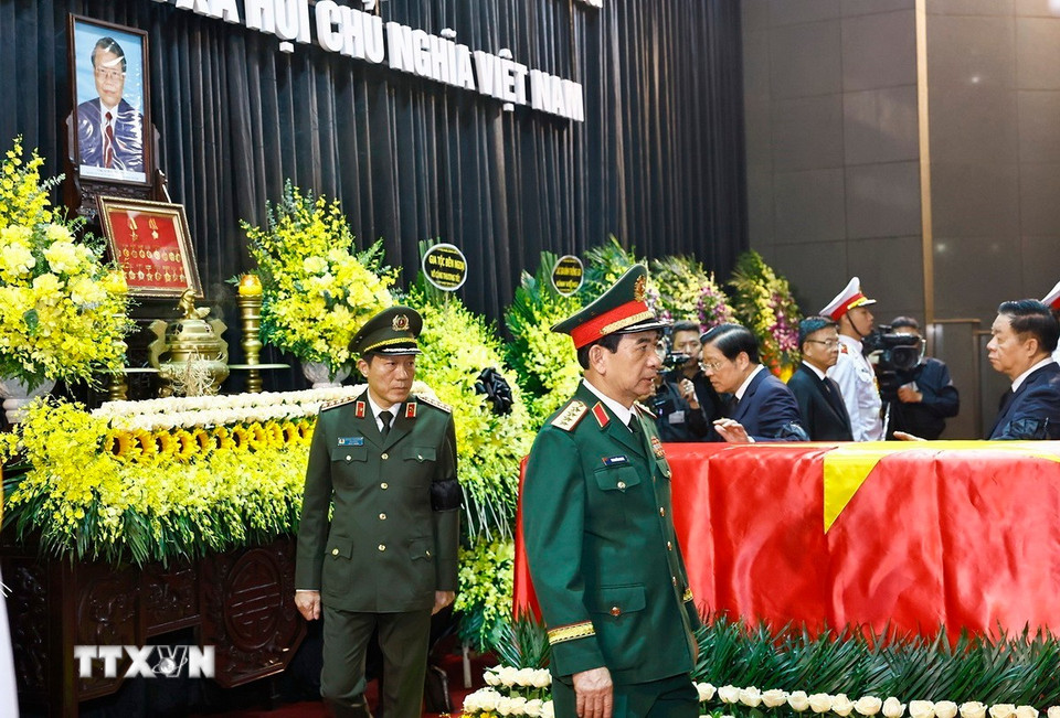 Các đồng chí Lãnh đạo Đảng, Nhà nước đi vòng quanh linh cữu lần cuối, tiễn biệt nguyên Chủ tịch nước Trần Đức Lương. Ảnh: TTXVN)