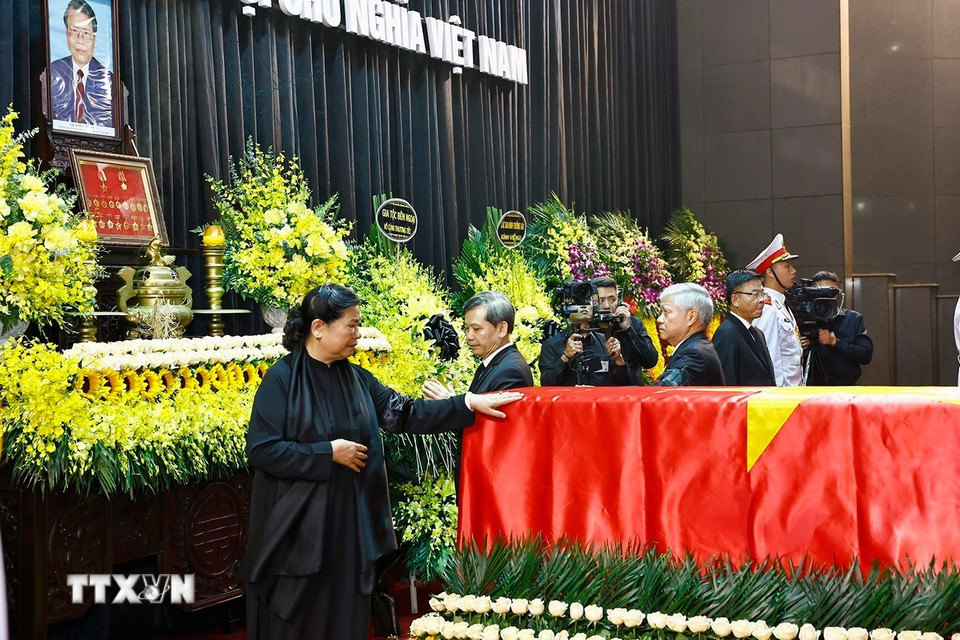 Các đồng chí Lãnh đạo Đảng, Nhà nước đi vòng quanh linh cữu lần cuối, tiễn biệt nguyên Chủ tịch nước Trần Đức Lương. Ảnh: TTXVN)