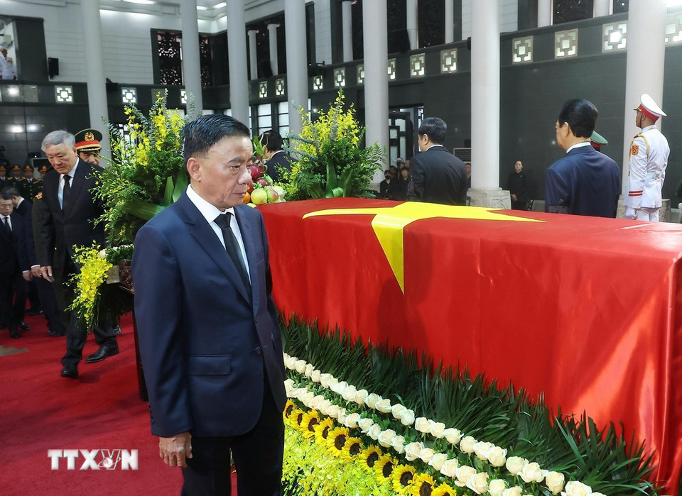 Đồng chí Trần Cẩm Tú, Uỷ viên Bộ chính trị, Thường trực Ban Bí thư, tiễn biệt nguyên Chủ tịch nước Trần Đức Lương. (Ảnh: TTXVN)