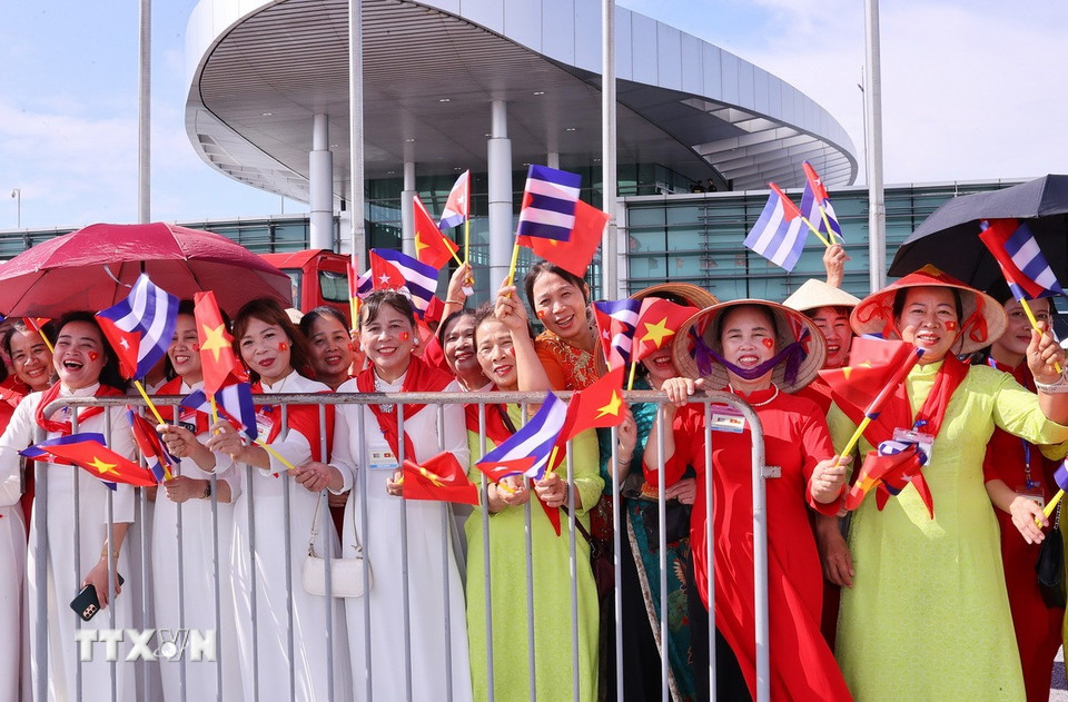 Đông đảo người dân Thủ đô Hà Nội đón Bí thư Thứ nhất, Chủ tịch nước Cuba Miguel Díaz-Canel Bermúdez và Phu nhân tại sân bay quốc tế Nội Bài. (Ảnh: Văn Điệp/TTXVN)